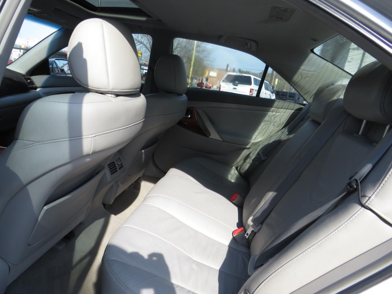 Toyota Camry 4dr Sdn V6 Auto XLE (Natl) 2011