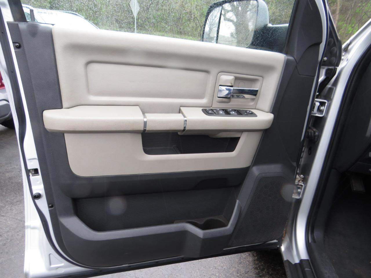 RAM 1500 2WD Crew Cab 140.5" SLT 2012