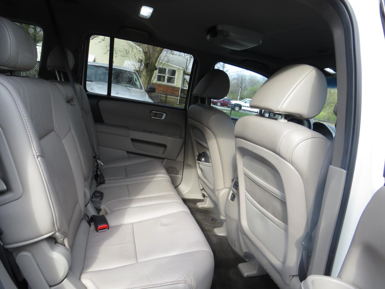 Honda Pilot 2WD 4dr EX-L w/Navi 2011