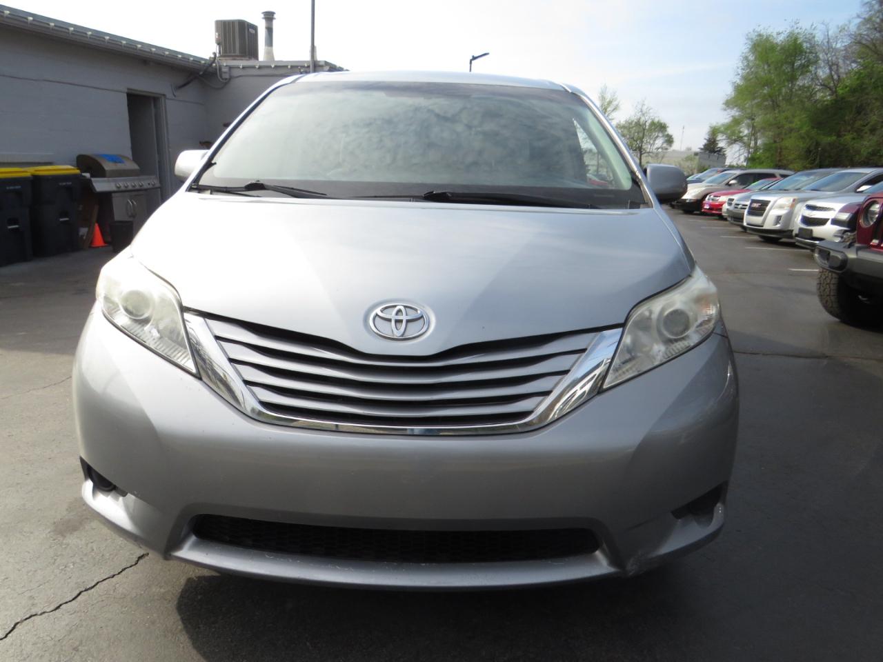 Toyota Sienna 5dr 8-Pass Van LE FWD (Natl) 2015
