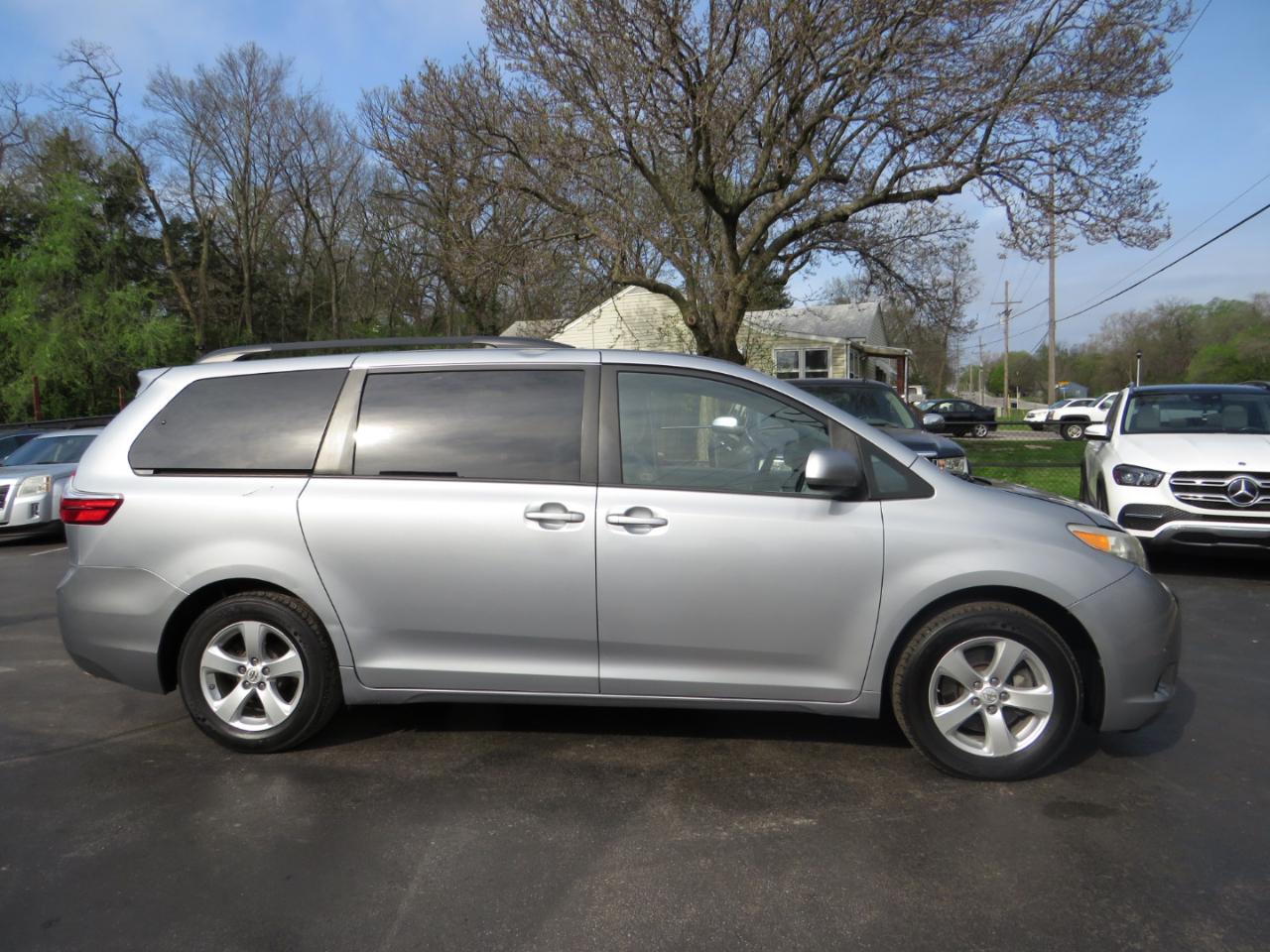 Toyota Sienna 5dr 8-Pass Van LE FWD (Natl) 2015