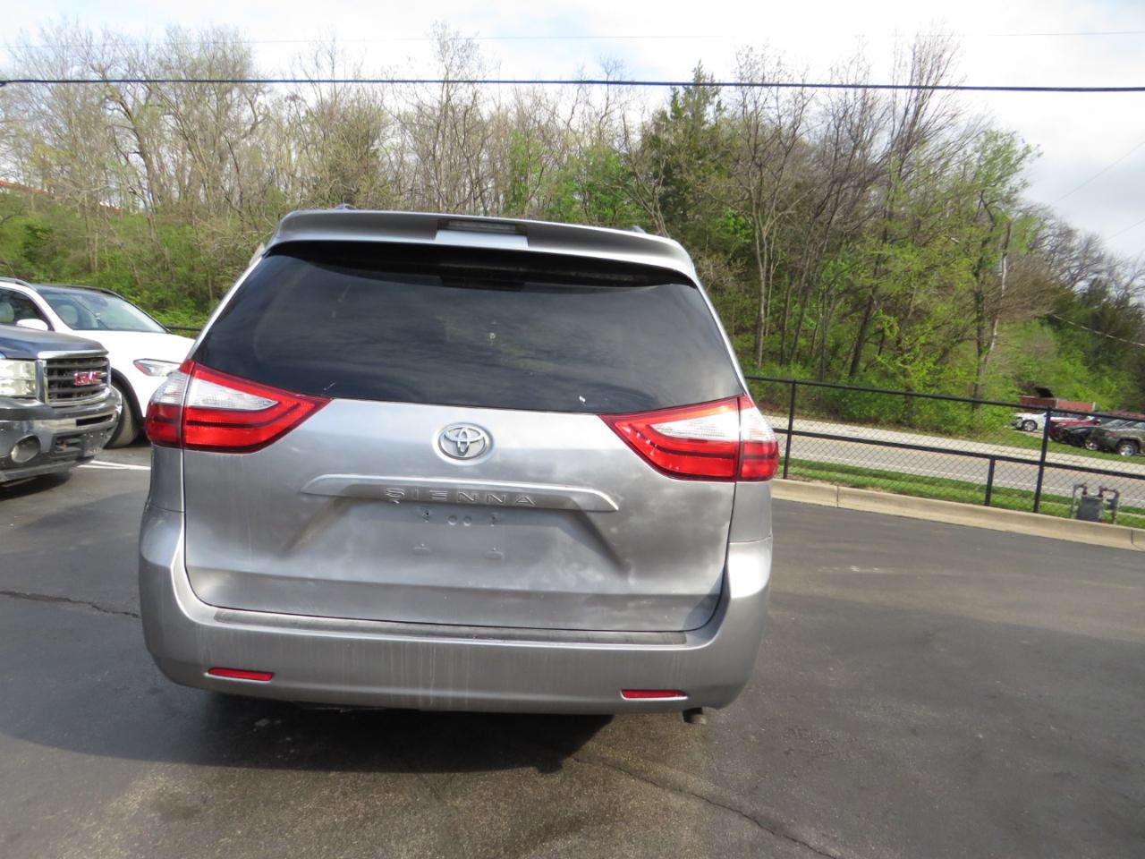 Toyota Sienna 5dr 8-Pass Van LE FWD (Natl) 2015