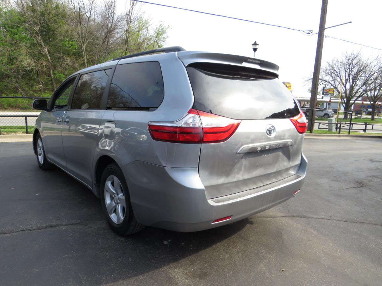 Toyota Sienna 5dr 8-Pass Van LE FWD (Natl) 2015