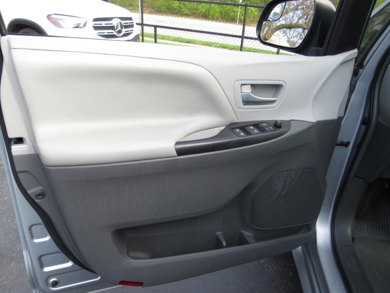 Toyota Sienna 5dr 8-Pass Van LE FWD (Natl) 2015