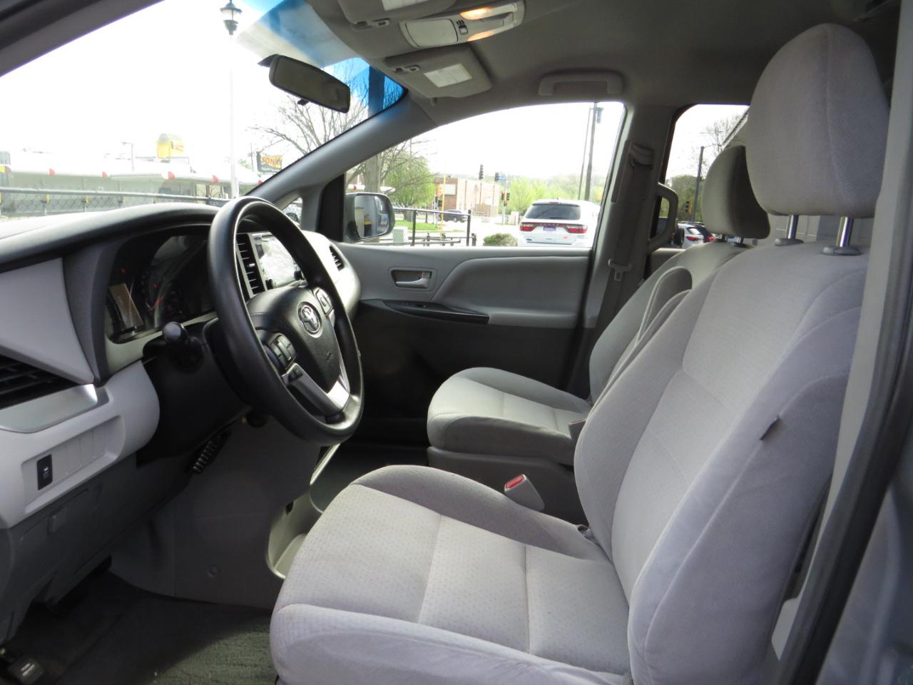 Toyota Sienna 5dr 8-Pass Van LE FWD (Natl) 2015