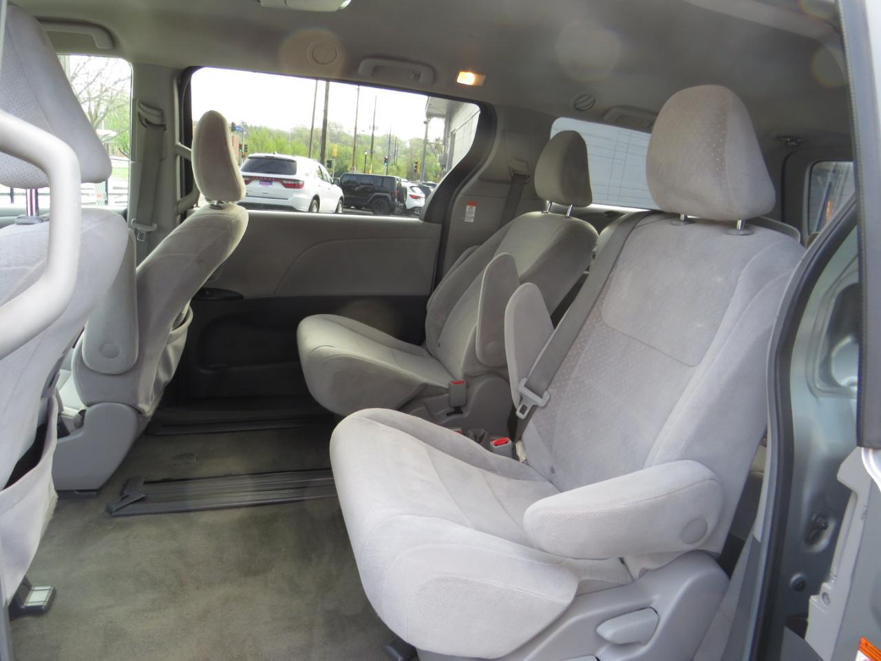 Toyota Sienna 5dr 8-Pass Van LE FWD (Natl) 2015