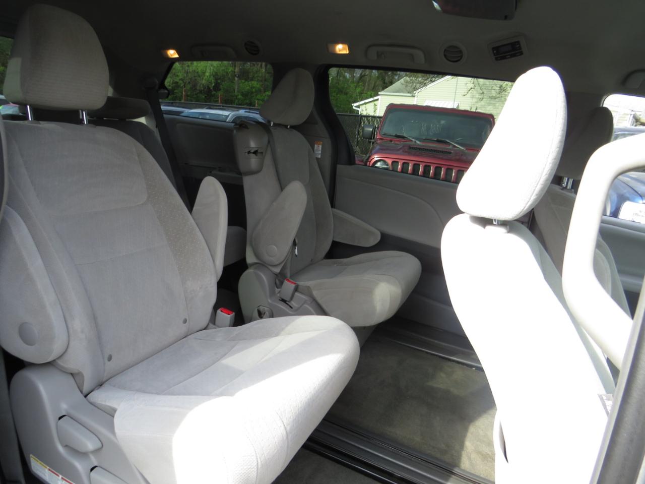 Toyota Sienna 5dr 8-Pass Van LE FWD (Natl) 2015