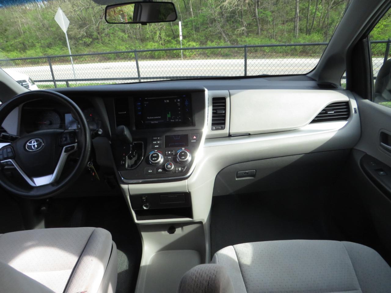 Toyota Sienna 5dr 8-Pass Van LE FWD (Natl) 2015