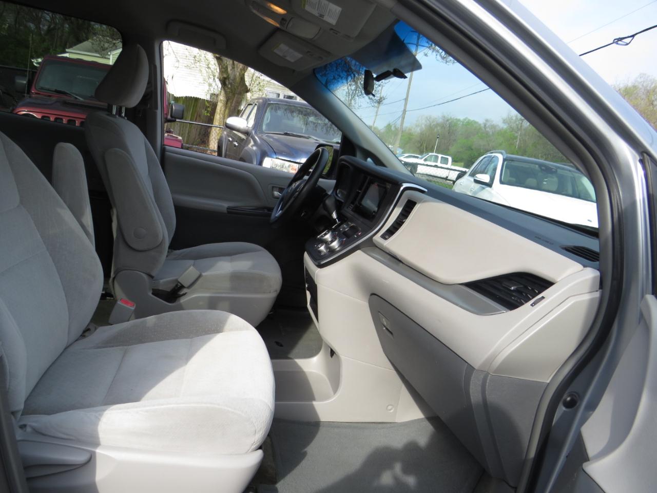 Toyota Sienna 5dr 8-Pass Van LE FWD (Natl) 2015