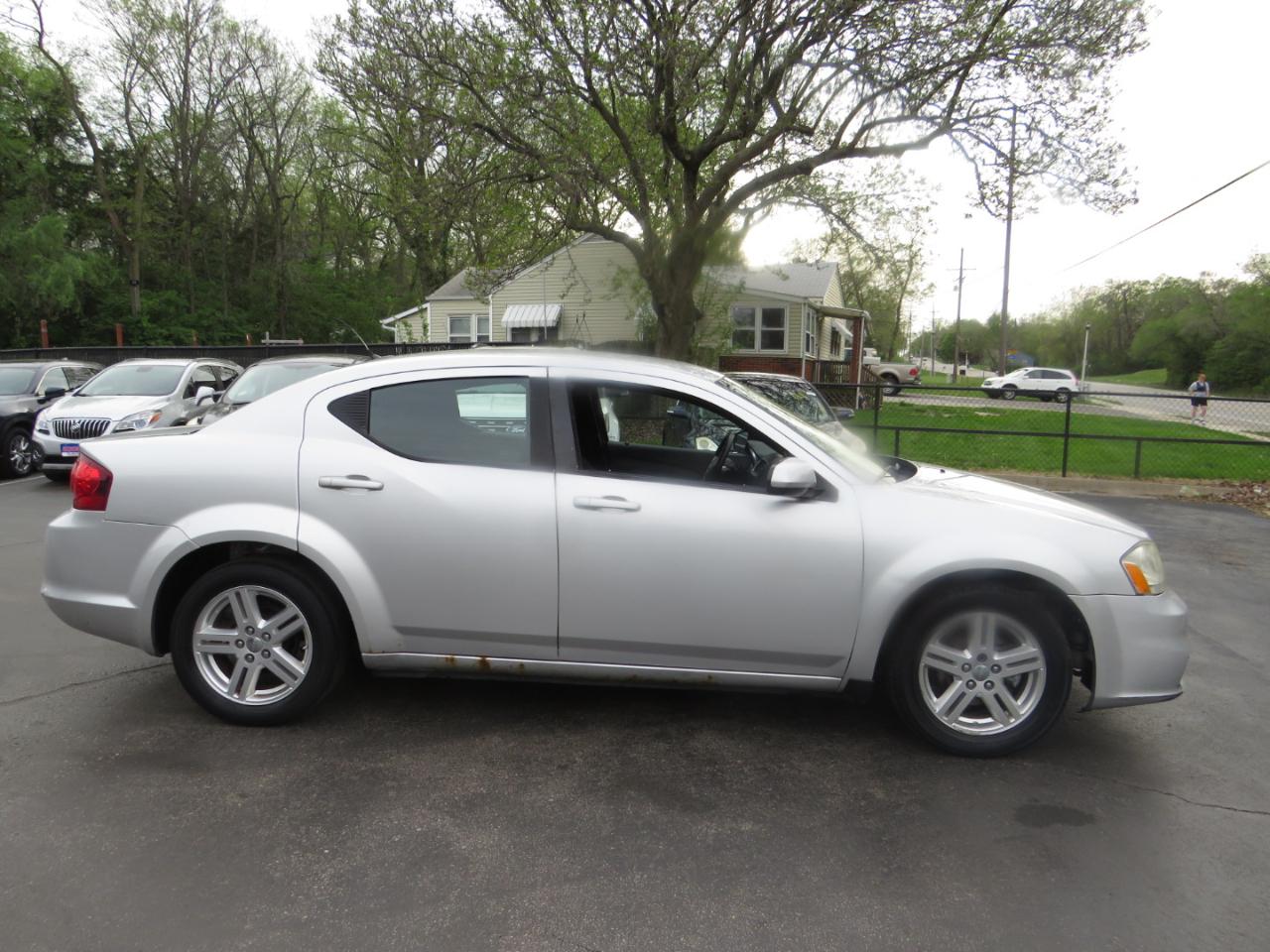 Dodge Avenger 4dr Sdn SXT 2012