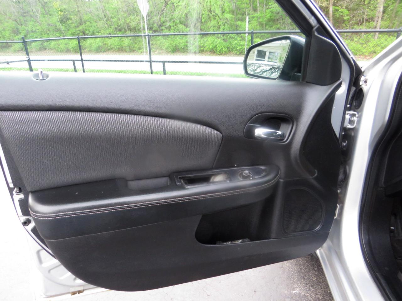 Dodge Avenger 4dr Sdn SXT 2012