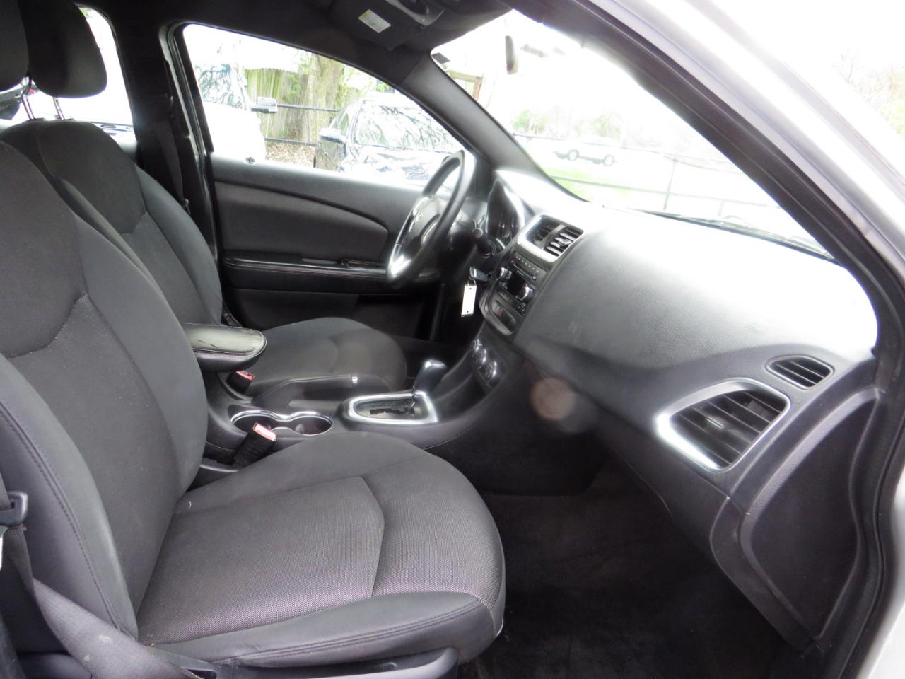 Dodge Avenger 4dr Sdn SXT 2012