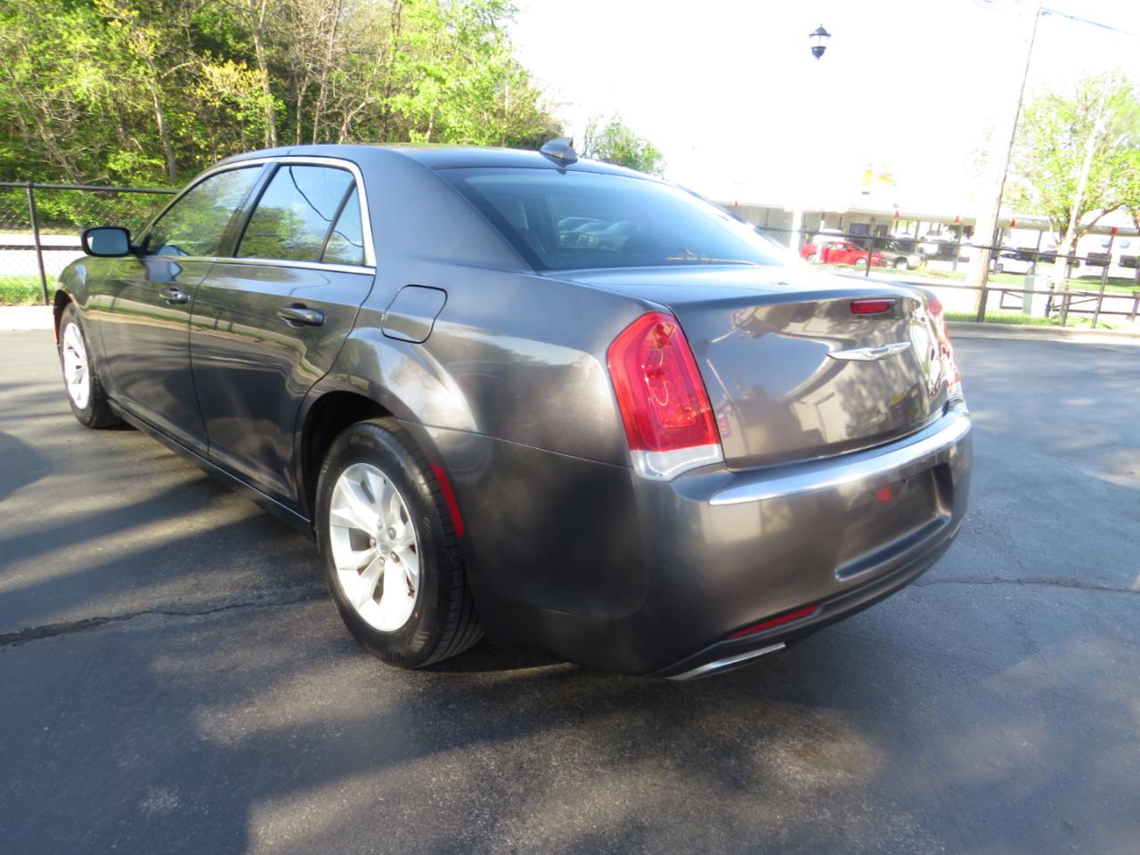 Chrysler 300 4dr Sdn Limited RWD 2015