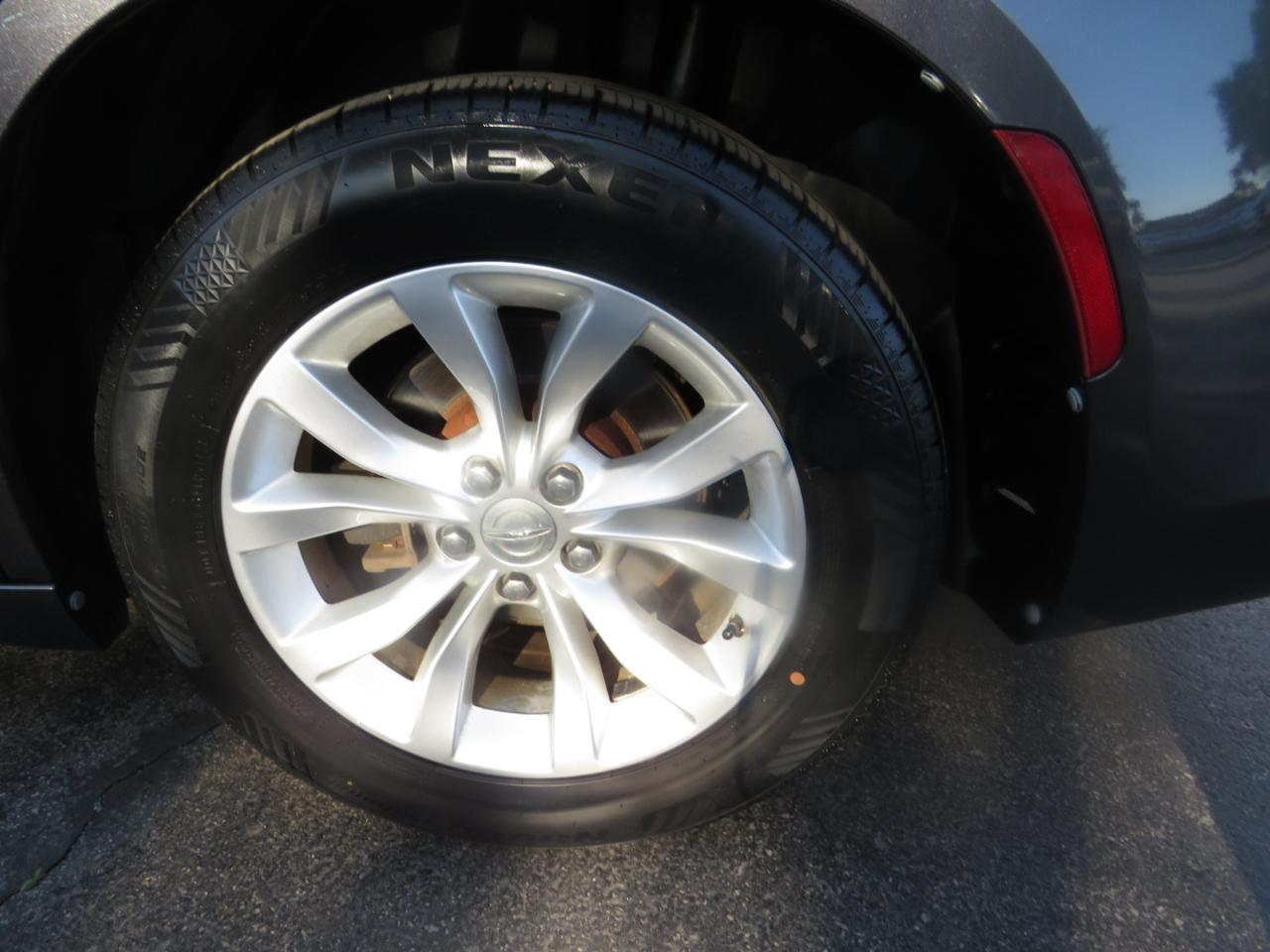 Chrysler 300 4dr Sdn Limited RWD 2015