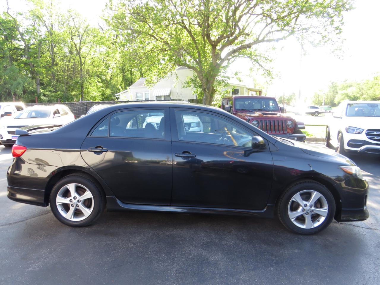 Toyota Corolla 4dr Sdn Auto LE (Natl) 2012