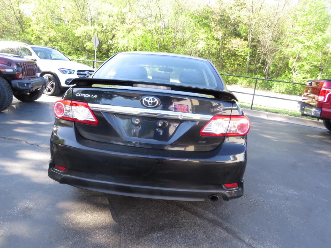 Toyota Corolla 4dr Sdn Auto LE (Natl) 2012