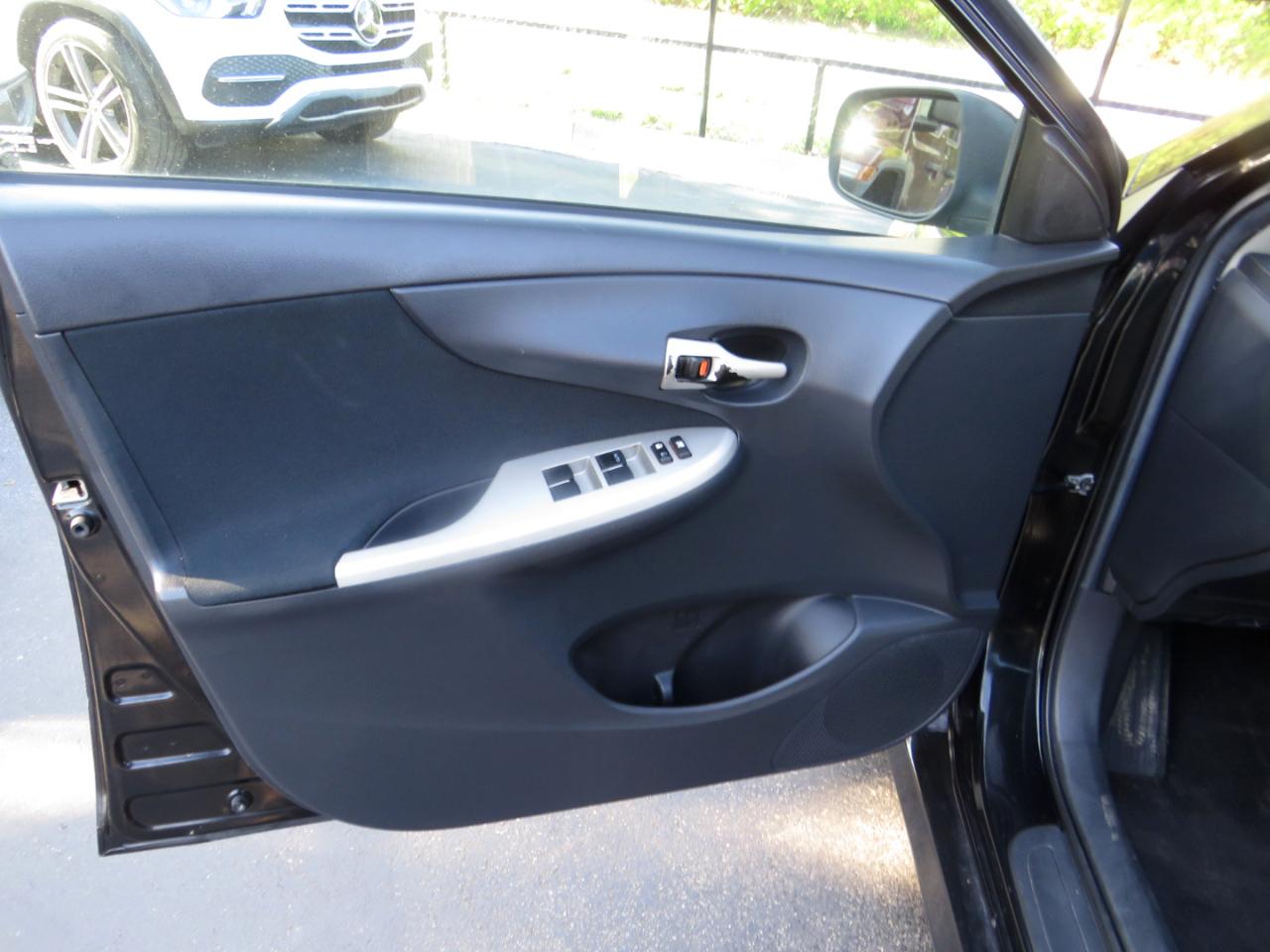 Toyota Corolla 4dr Sdn Auto LE (Natl) 2012