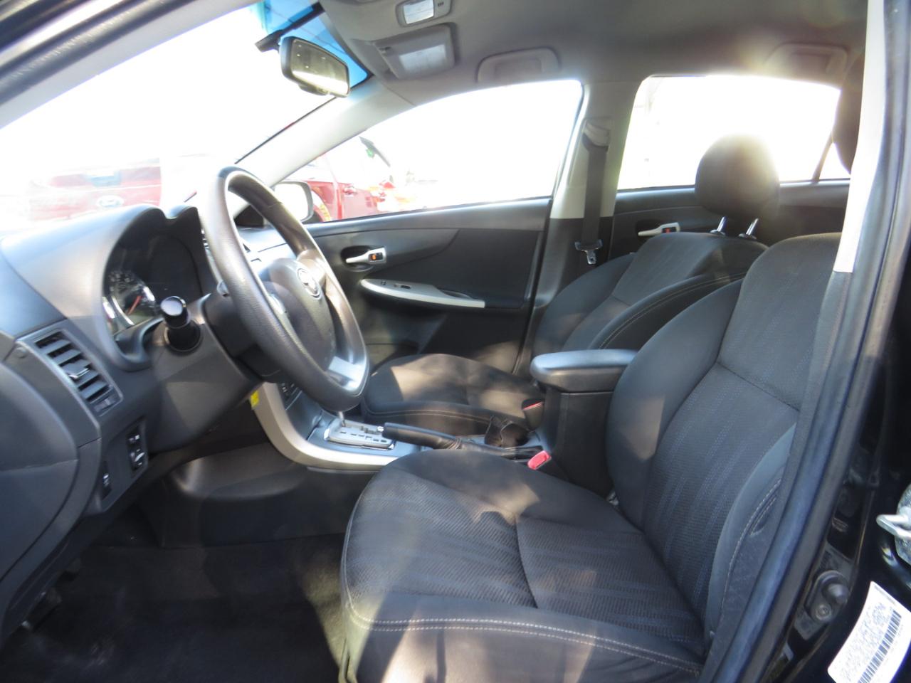 Toyota Corolla 4dr Sdn Auto LE (Natl) 2012