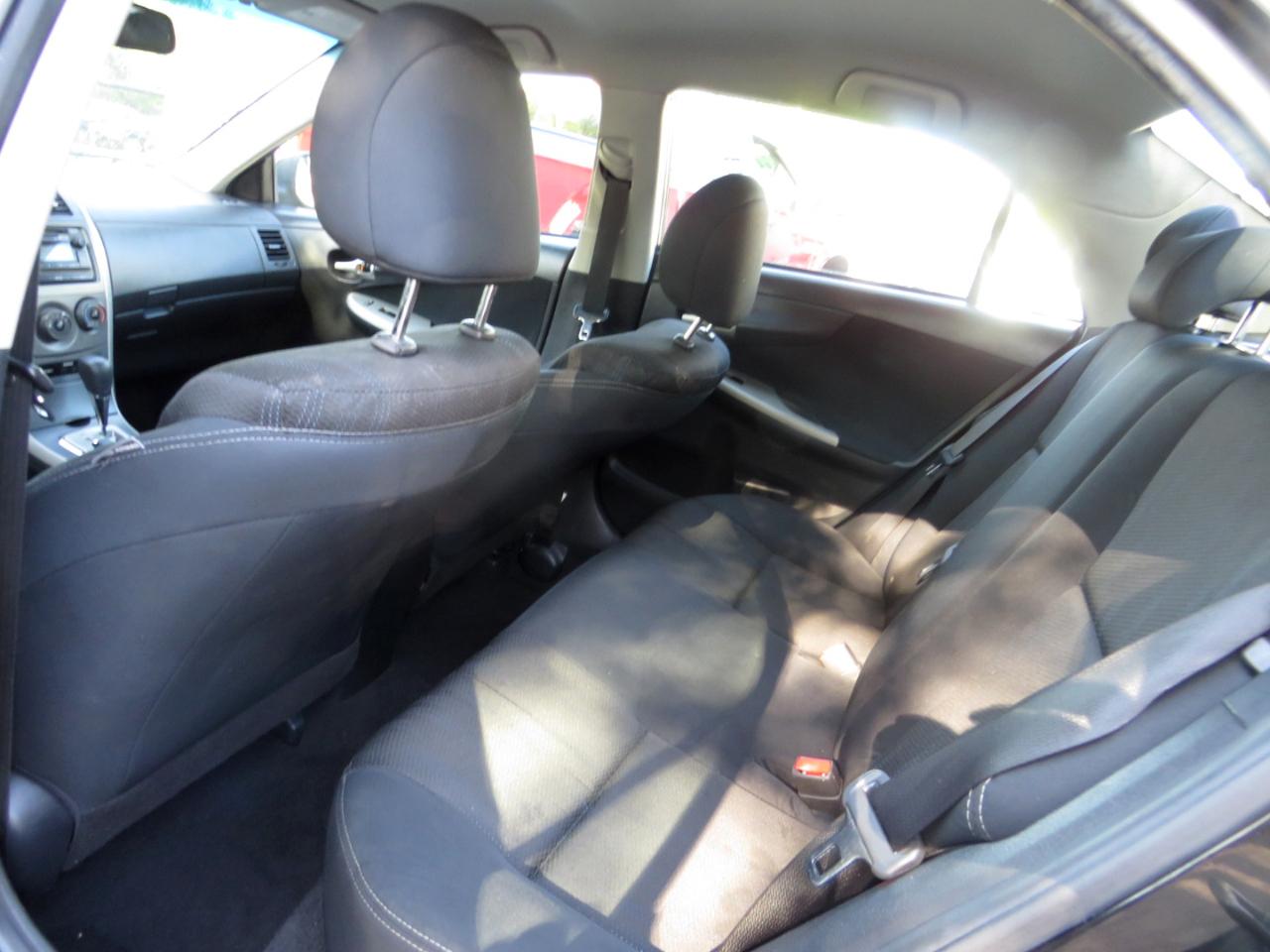 Toyota Corolla 4dr Sdn Auto LE (Natl) 2012