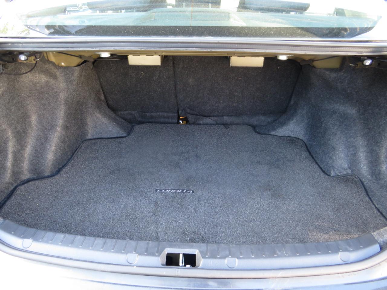 Toyota Corolla 4dr Sdn Auto LE (Natl) 2012