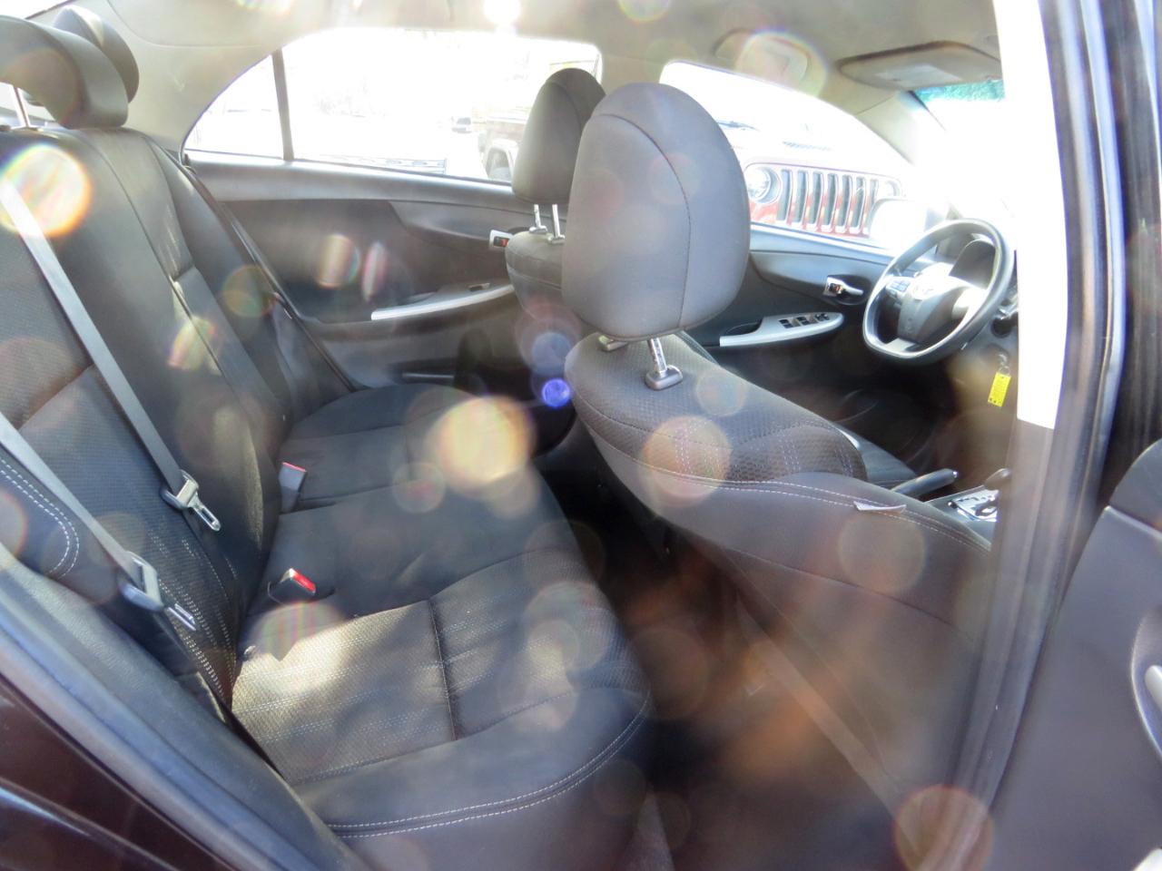 Toyota Corolla 4dr Sdn Auto LE (Natl) 2012