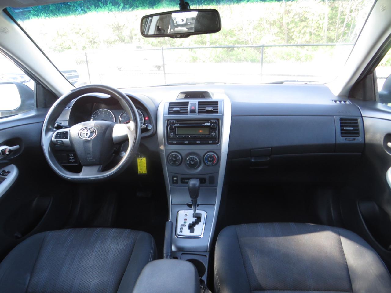 Toyota Corolla 4dr Sdn Auto LE (Natl) 2012