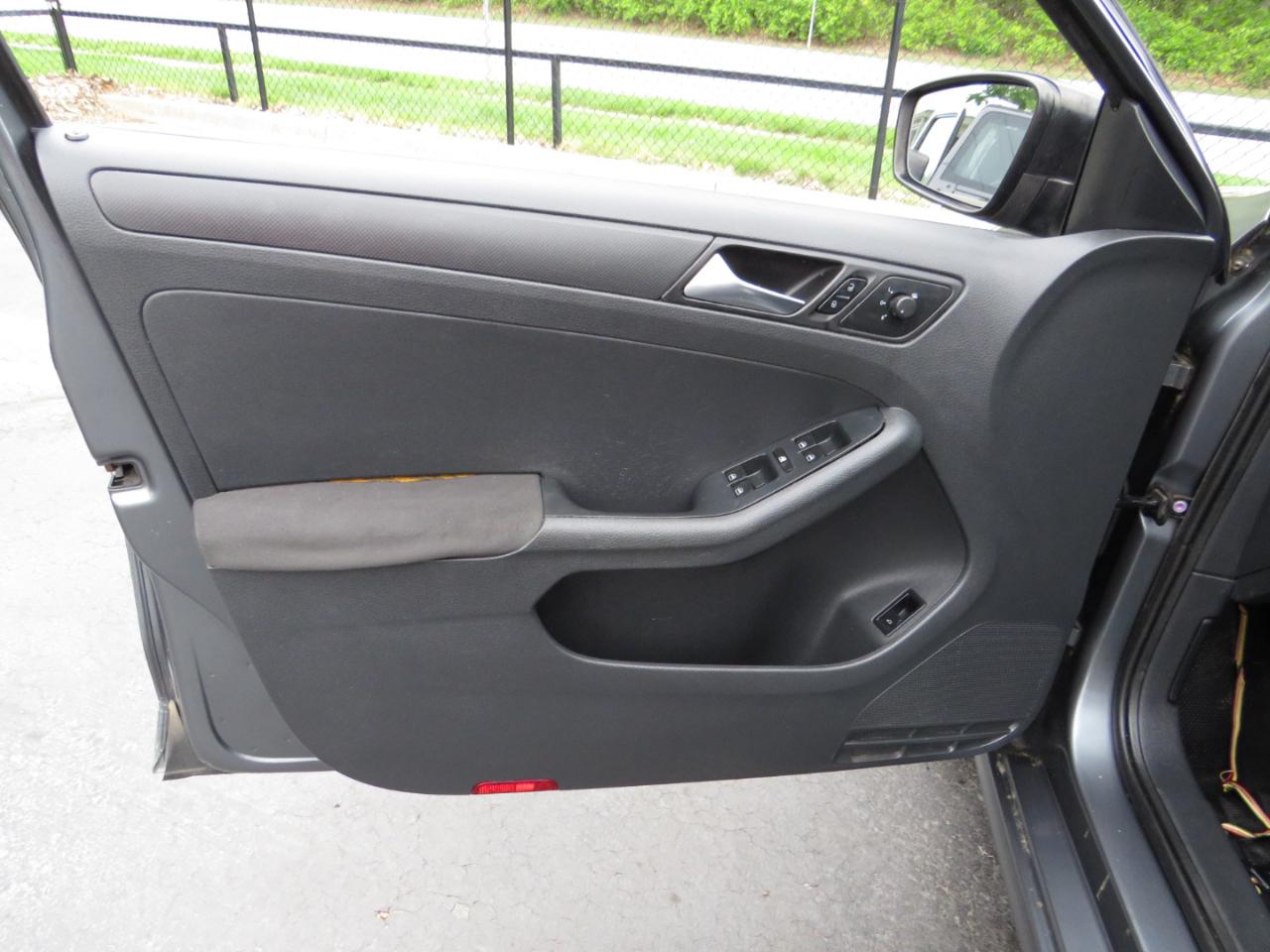 Volkswagen Jetta Sedan 4dr Auto S w/Sunroof 2012