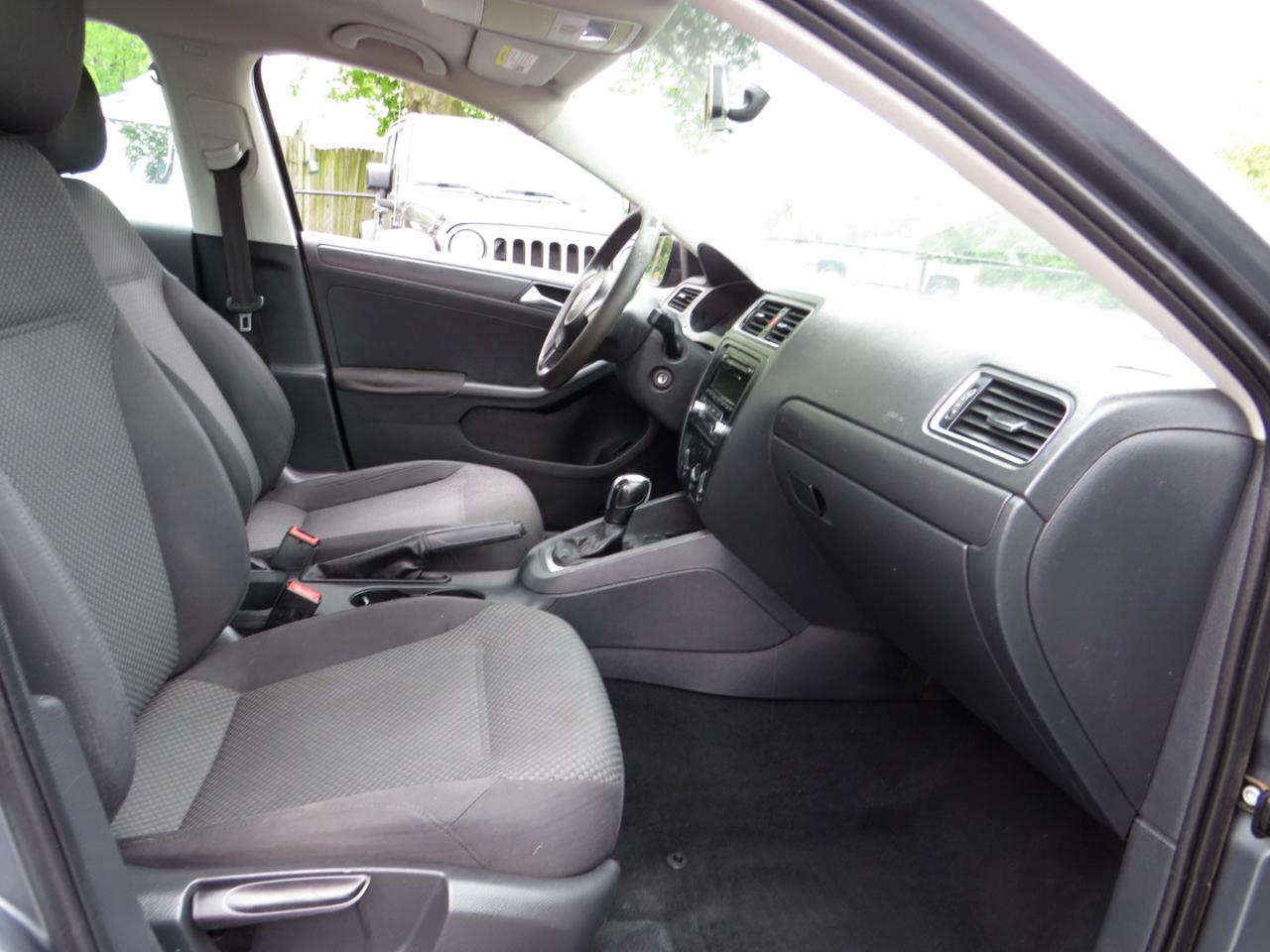 Volkswagen Jetta Sedan 4dr Auto S w/Sunroof 2012