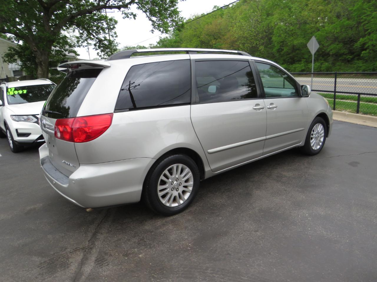Toyota Sienna 5dr 7-Pass Van XLE FWD (Natl) 2008