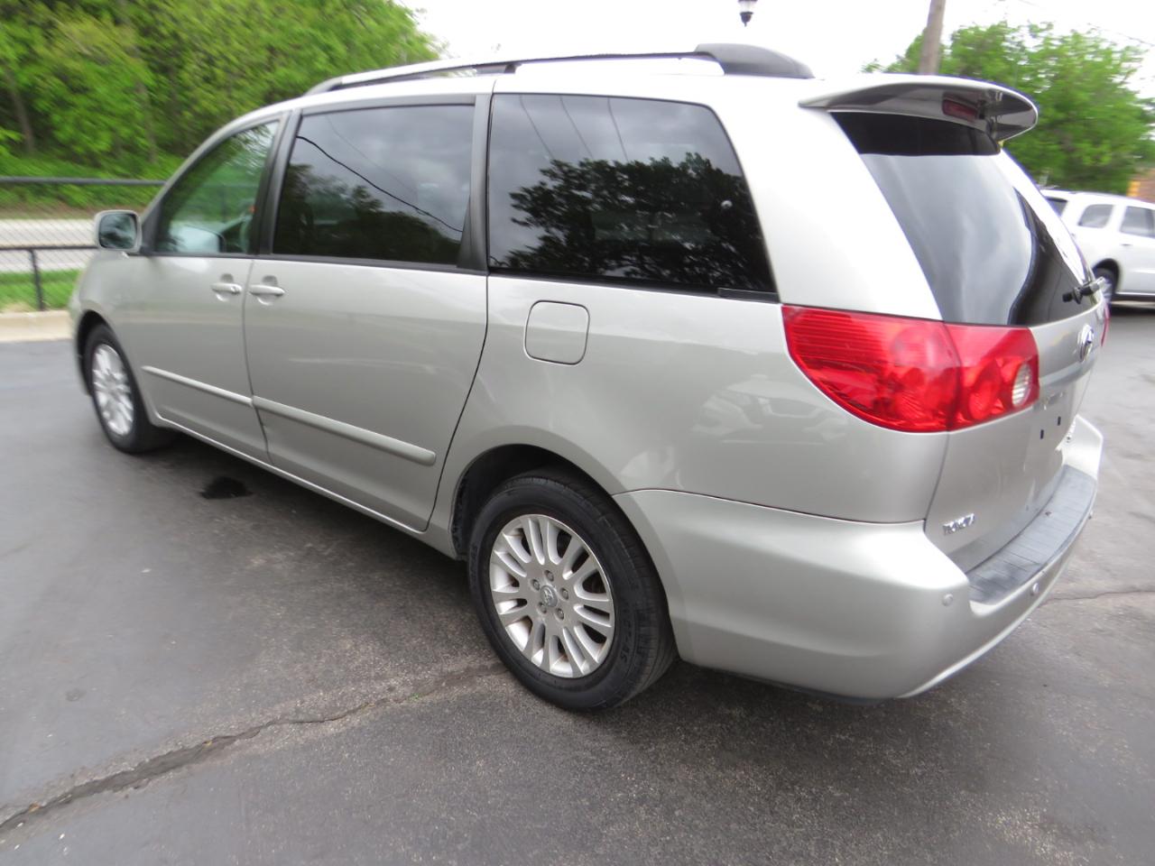 Toyota Sienna 5dr 7-Pass Van XLE FWD (Natl) 2008