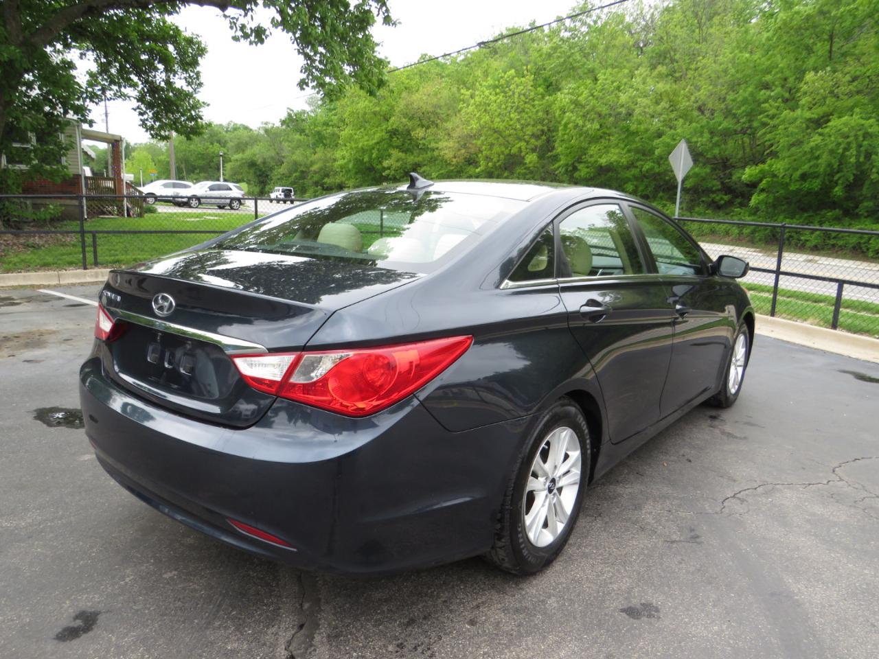 Hyundai Sonata 4dr Sdn 2.4L Auto GLS 2011