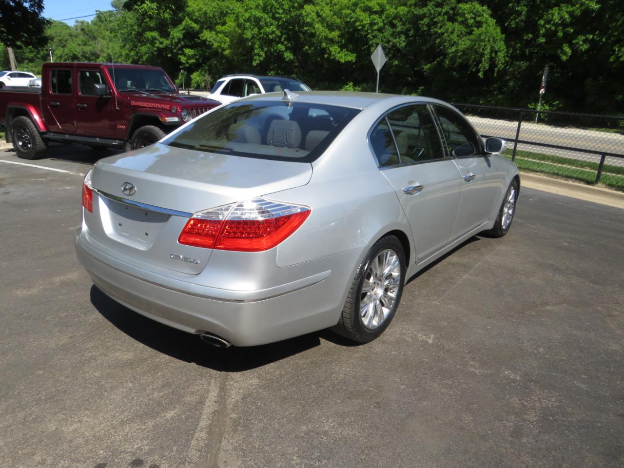 Hyundai Genesis 4dr Sdn 3.8L V6 2009