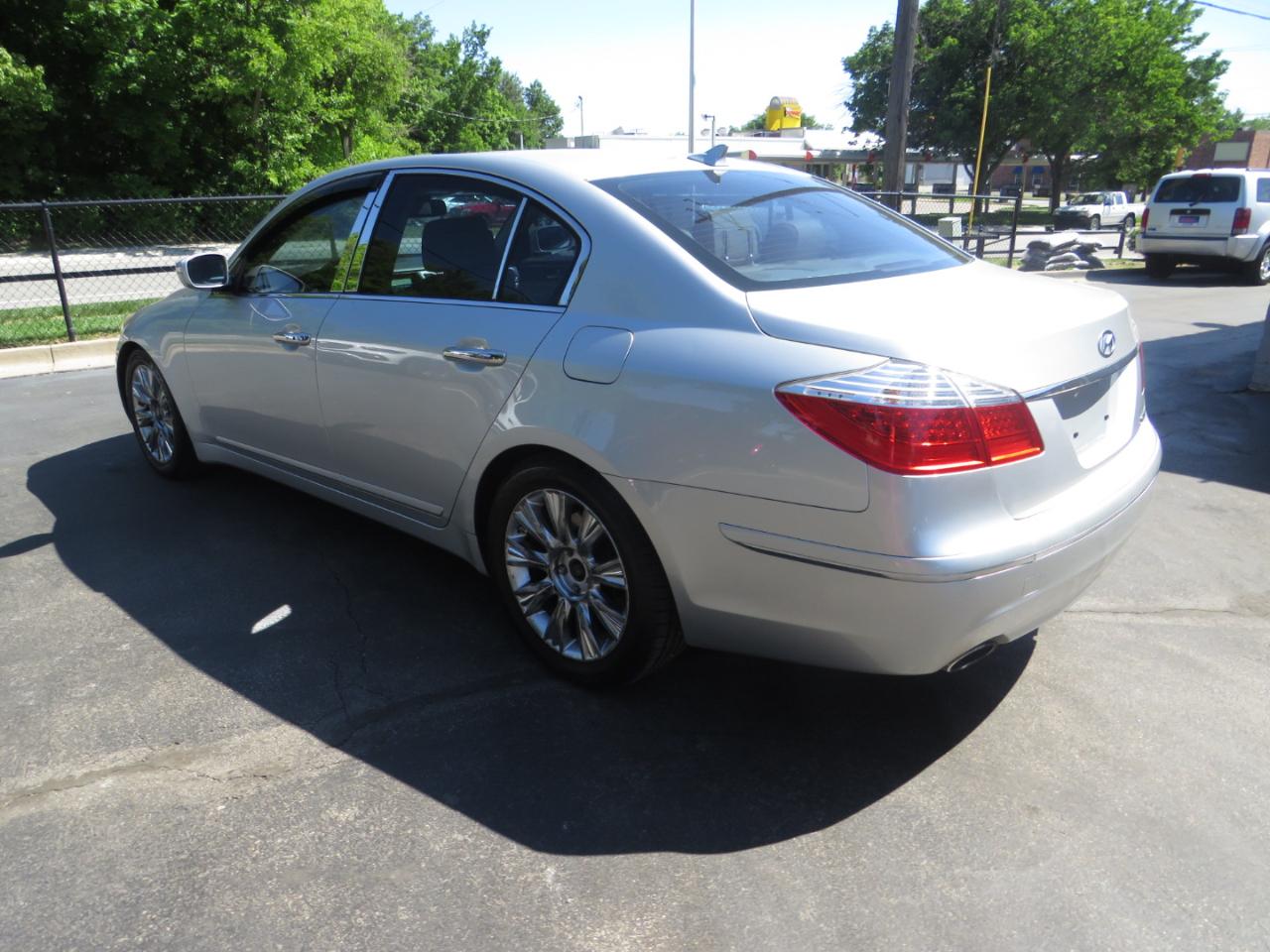 Hyundai Genesis 4dr Sdn 3.8L V6 2009