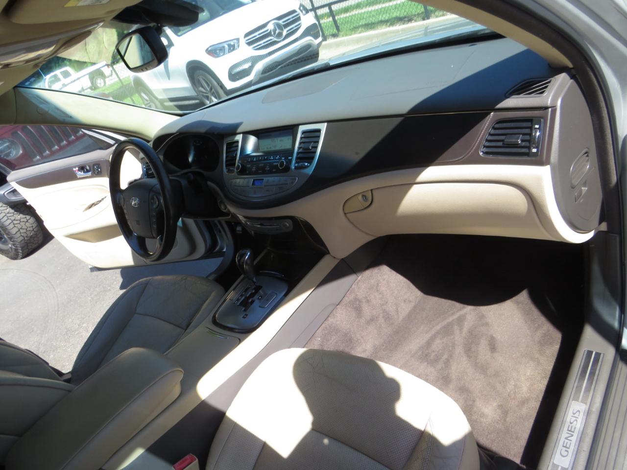 Hyundai Genesis 4dr Sdn 3.8L V6 2009