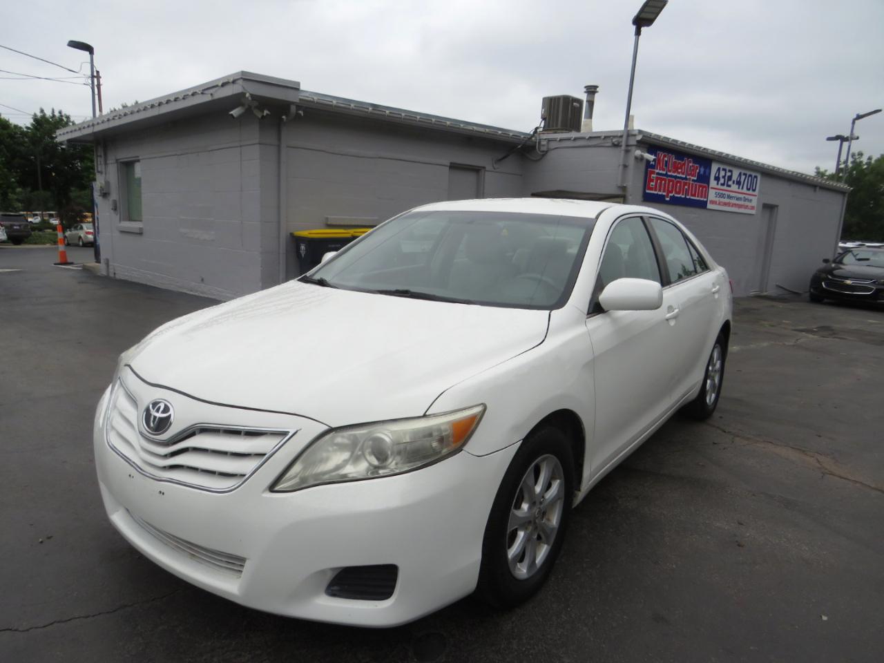 Toyota Camry 4dr Sdn I4 Man LE (Natl) 2011