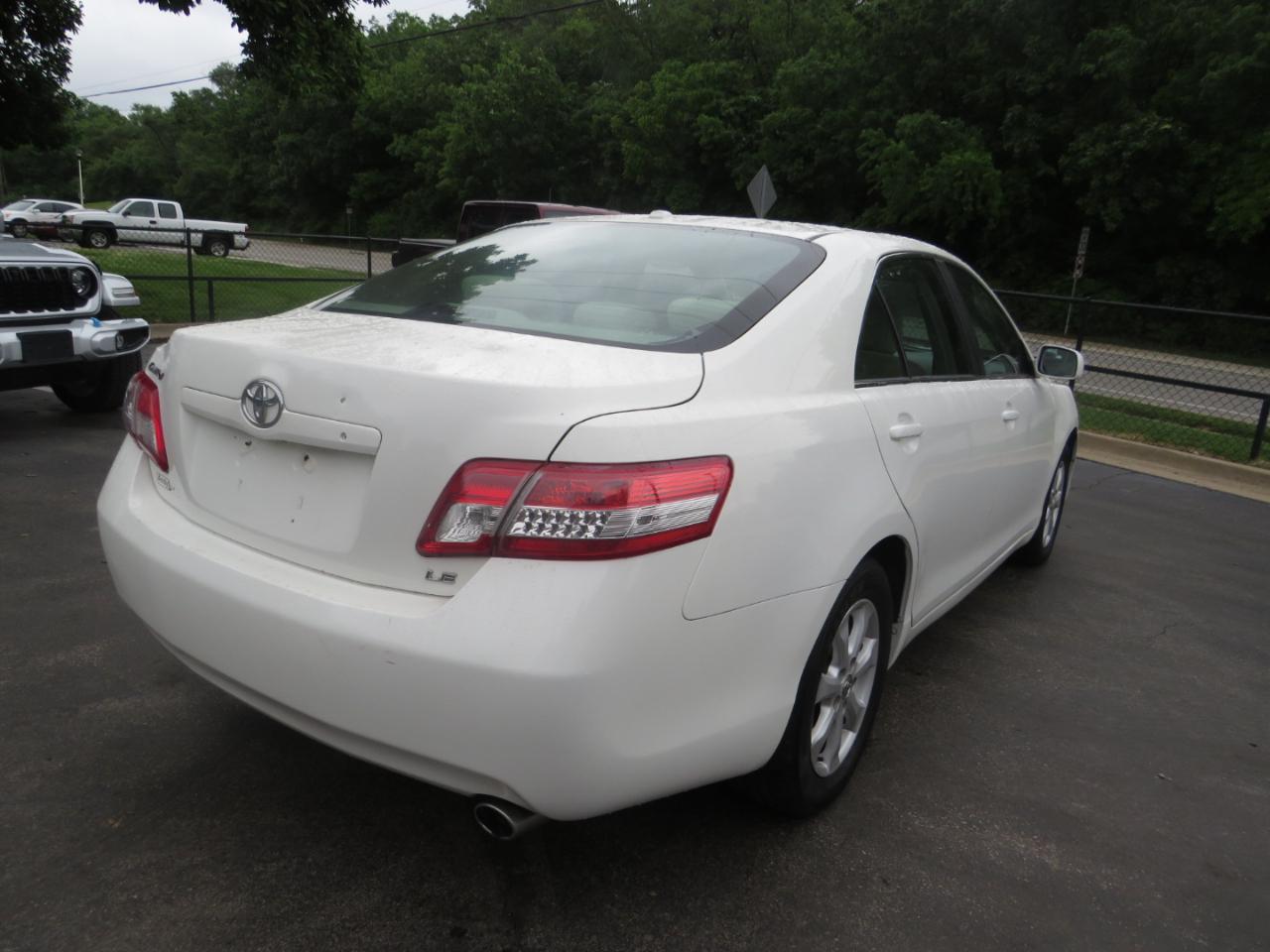 Toyota Camry 4dr Sdn I4 Man LE (Natl) 2011