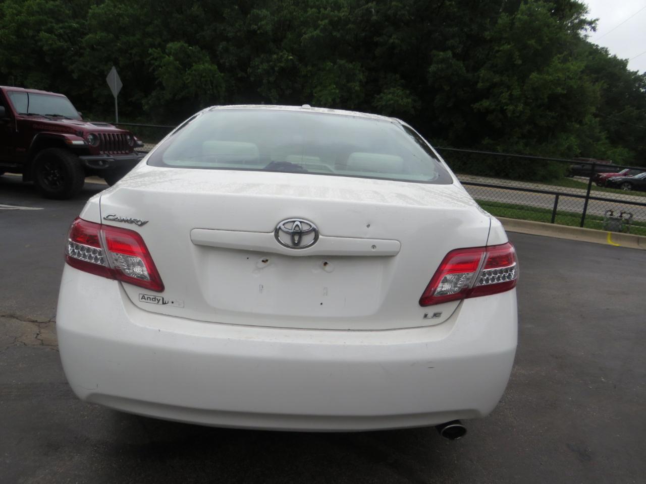 Toyota Camry 4dr Sdn I4 Man LE (Natl) 2011