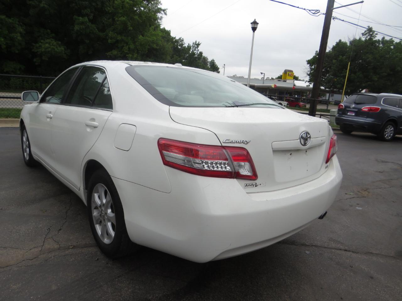 Toyota Camry 4dr Sdn I4 Man LE (Natl) 2011