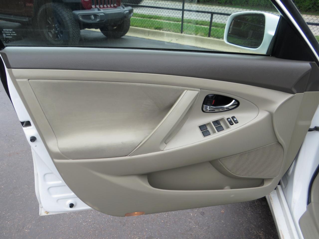 Toyota Camry 4dr Sdn I4 Man LE (Natl) 2011