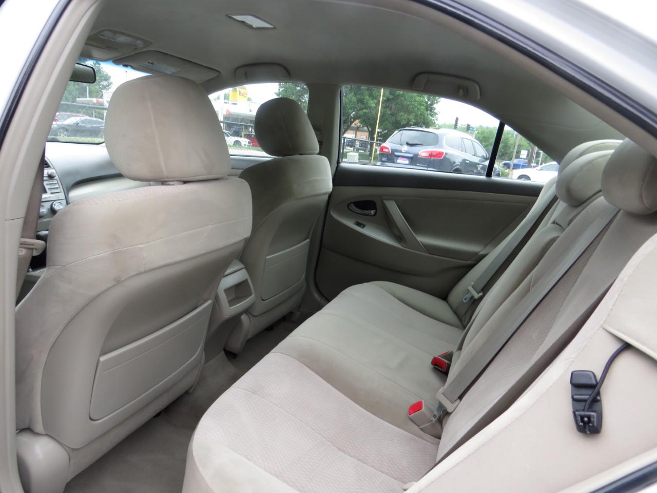 Toyota Camry 4dr Sdn I4 Man LE (Natl) 2011