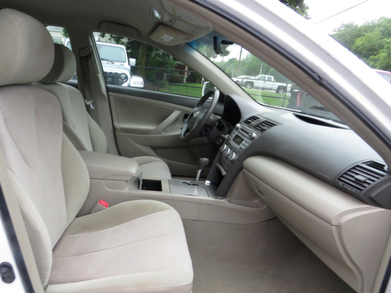 Toyota Camry 4dr Sdn I4 Man LE (Natl) 2011