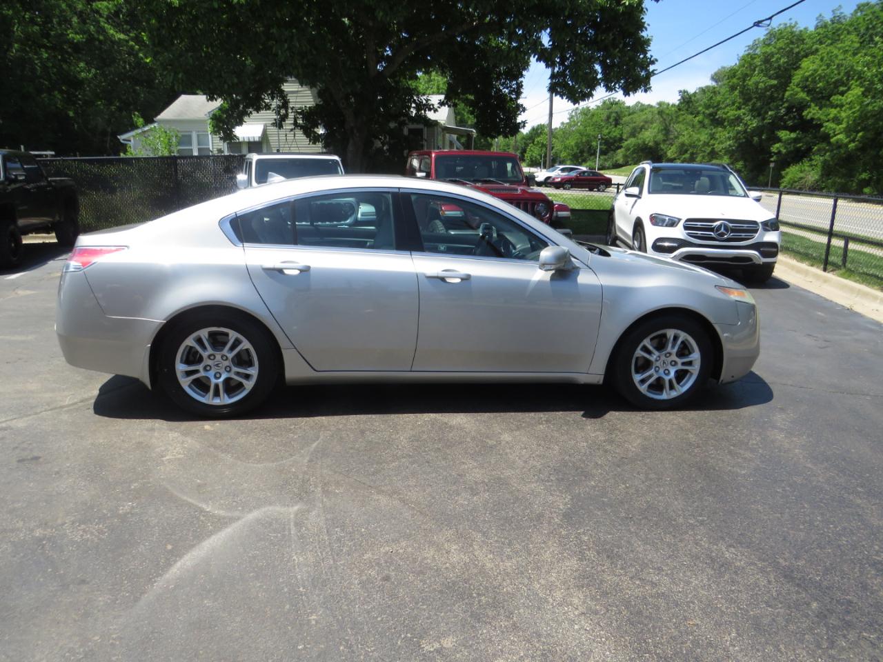 Acura TL 4dr Sdn 2WD 2010