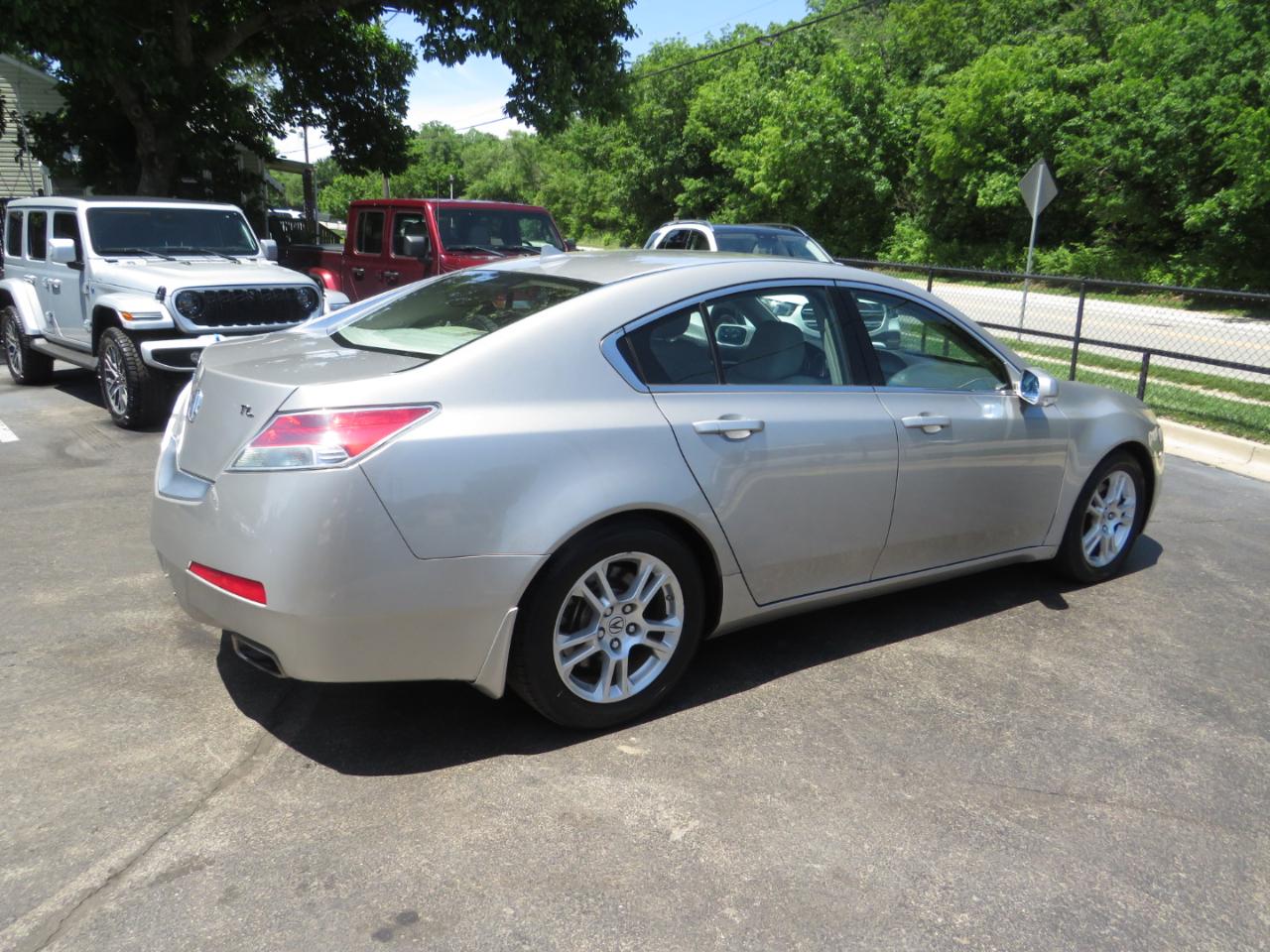 Acura TL 4dr Sdn 2WD 2010
