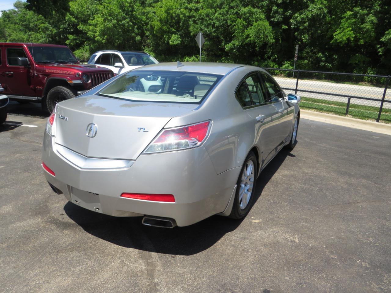 Acura TL 4dr Sdn 2WD 2010