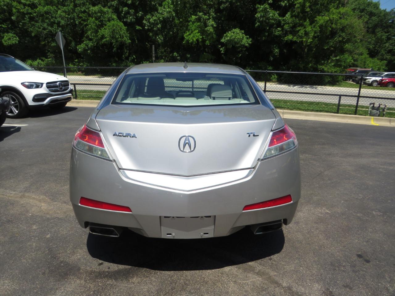 Acura TL 4dr Sdn 2WD 2010