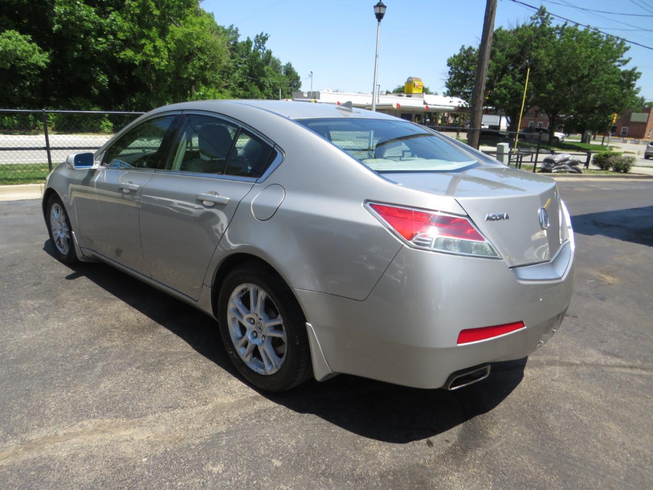Acura TL 4dr Sdn 2WD 2010