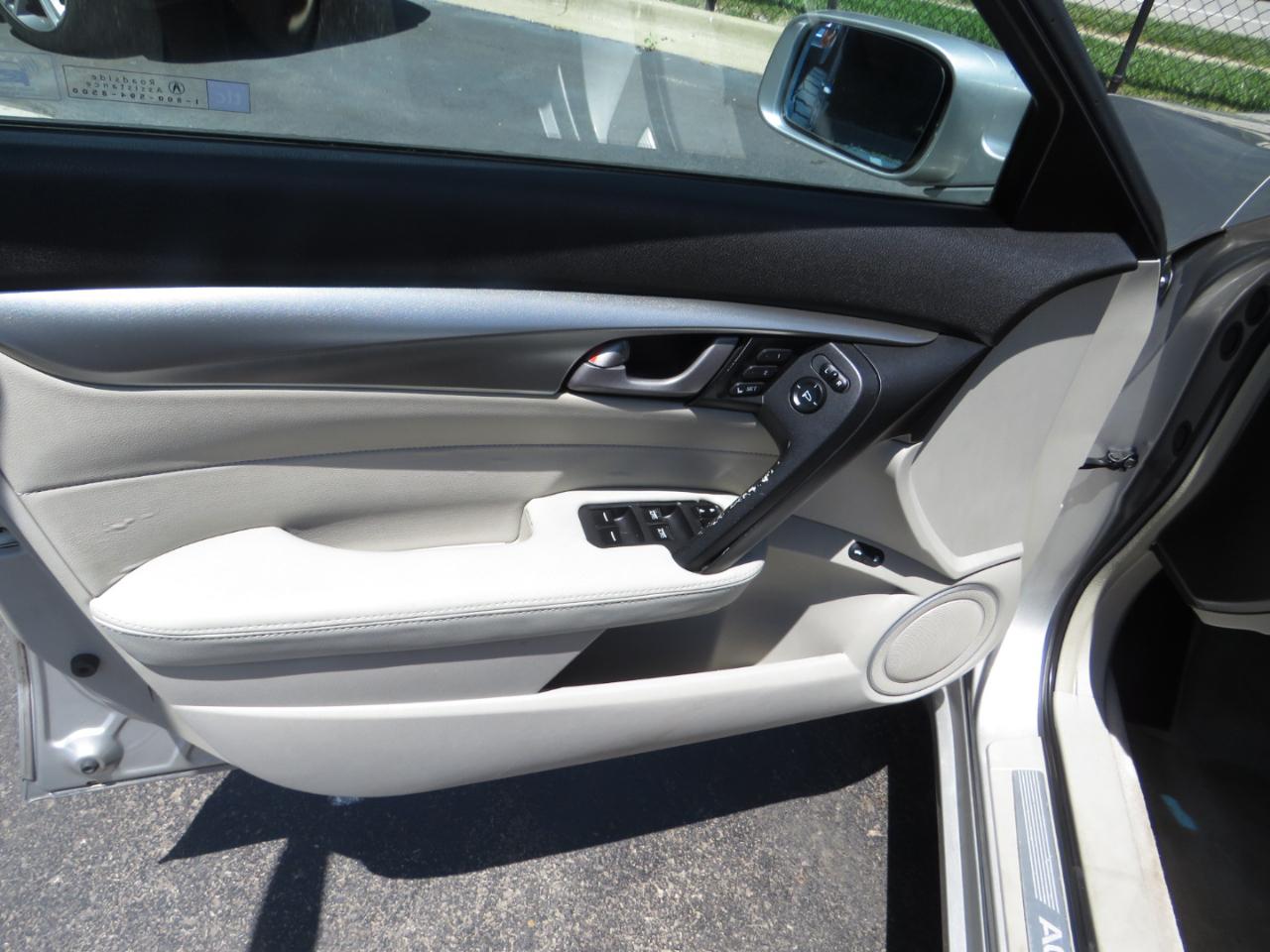 Acura TL 4dr Sdn 2WD 2010