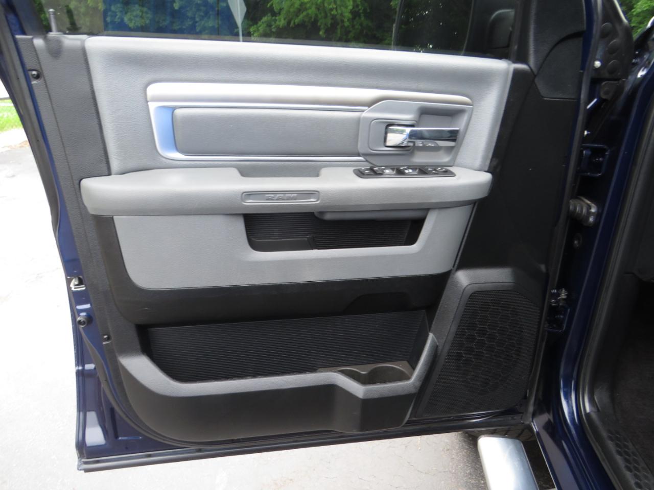 RAM 1500 Big Horn 4x4 Crew Cab 5'7" Box 2017