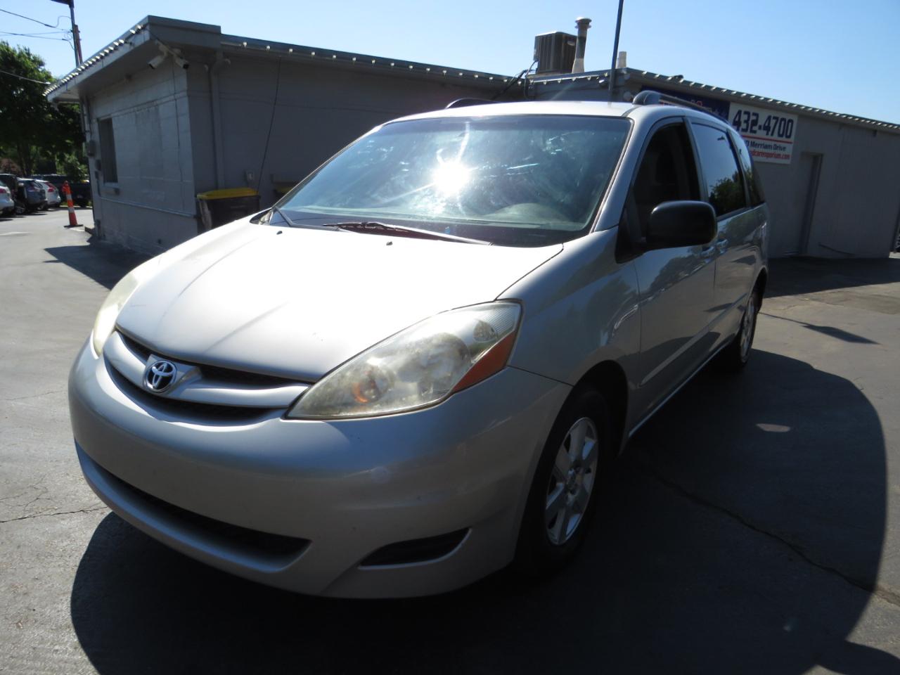 Toyota Sienna 5dr 7-Pass Van CE FWD (Natl) 2010