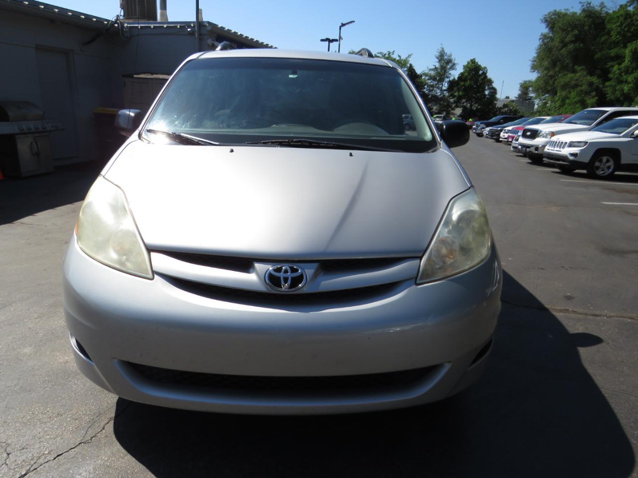 Toyota Sienna 5dr 7-Pass Van CE FWD (Natl) 2010